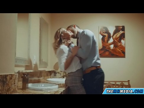 ❤️ When a busty blonde seduces you in a public restroom Porno at us ❌❤